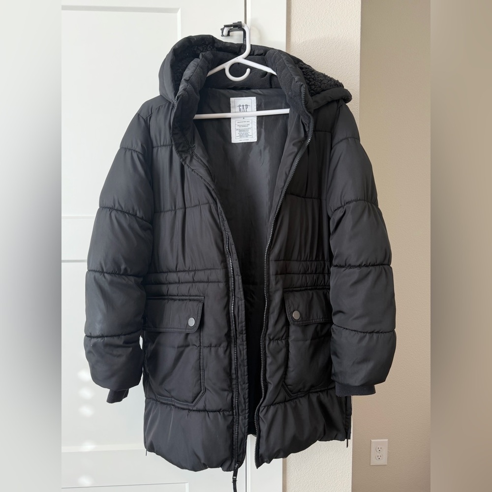 Gap women's black mid-length puffer jacket SMALL/P